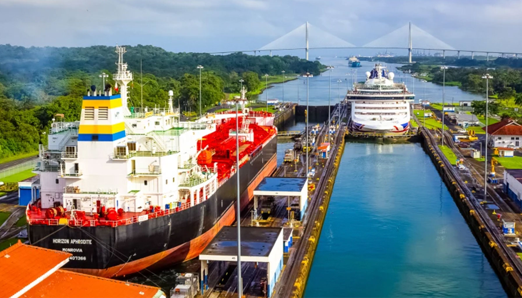 Il canale di Panama, attraversa l'istmo di Panama in America centrale, collegando l'oceano Atlantico con l'oceano Pacifico ed è lungo 81,1km.